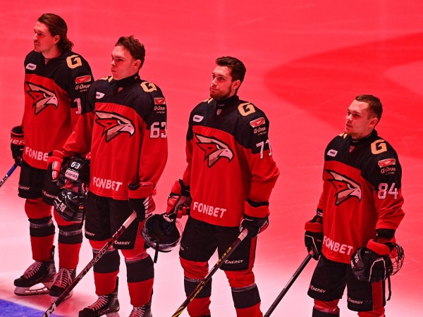 Дедовщины нет, но шайбы надо подбирать. Молодой "ястреб" рассказал о пути к "Авангарду"