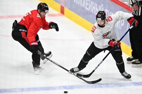 Дедовщины нет, но шайбы надо подбирать. Молодой "ястреб" рассказал о пути к "Авангарду"