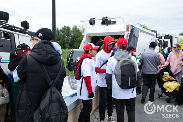 Порядок во всём. "Авангард" организовал в Омске масштабный субботник
