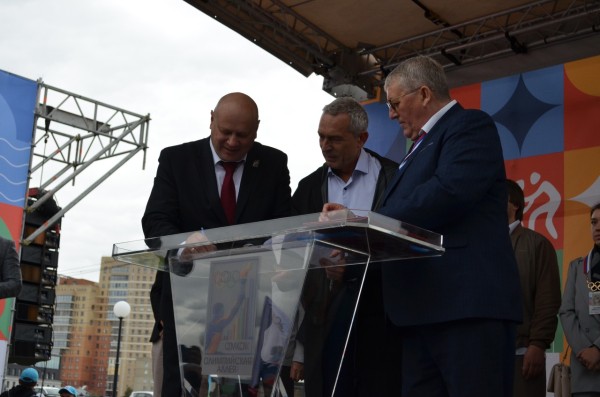 
									В Омске празднично открыли аллею олимпийских чемпионов   [ФОТО]    