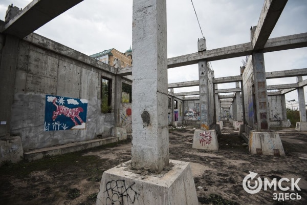 "Каждый имеет право на личный идиотизм". Обсуждаем разрисованную заброшку в центре города