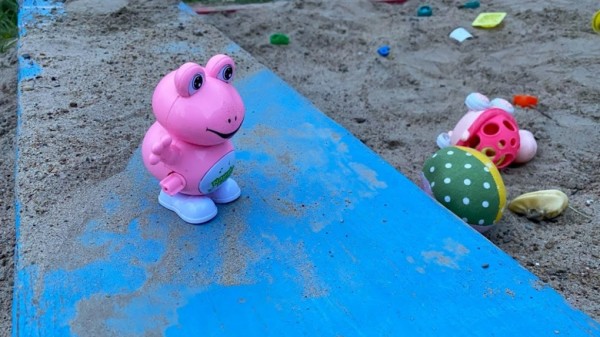 Девочку, пропавшую во дворе дома в Омске, нашли через два переулка Девочку, пропавшую во дворе дома в Омске, нашли через два переулка