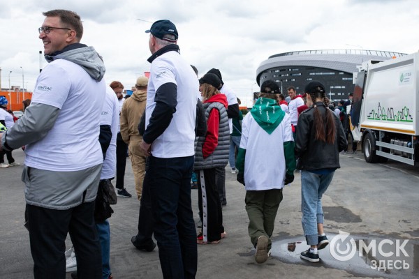 Порядок во всём. "Авангард" организовал в Омске масштабный субботник