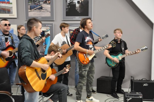 
									В Омске массово сыграли хиты Летова   [ФОТО]  