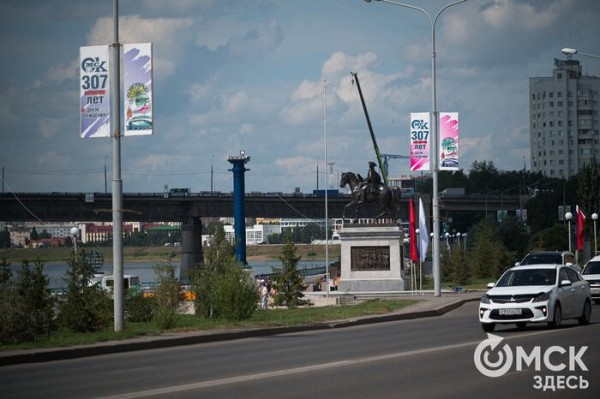 Кому селфи с Бухгольцем и конём? В Омске установили новый памятник