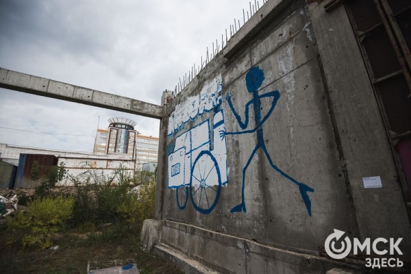 "Каждый имеет право на личный идиотизм". Обсуждаем разрисованную заброшку в центре города