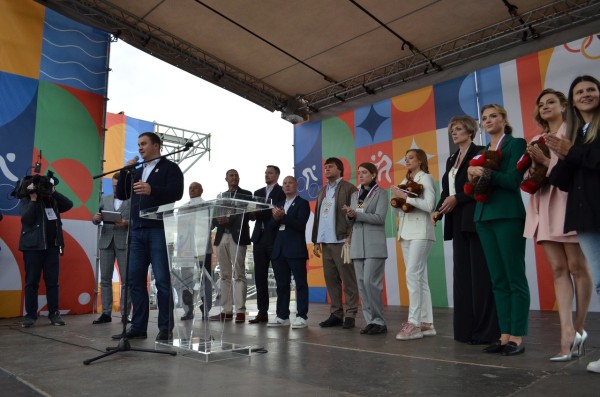 
									В Омске празднично открыли аллею олимпийских чемпионов   [ФОТО]    