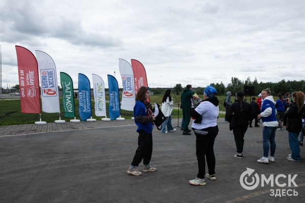 Порядок во всём. "Авангард" организовал в Омске масштабный субботник