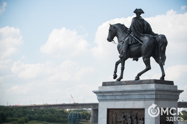 Кому селфи с Бухгольцем и конём? В Омске установили новый памятник