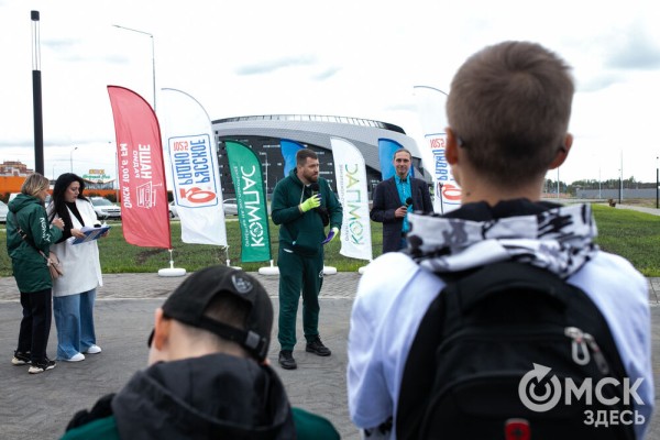 Порядок во всём. "Авангард" организовал в Омске масштабный субботник