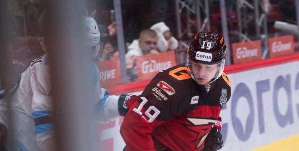 Ткачёв остаётся в "Авангарде" на три сезона Ткачёв остаётся в "Авангарде" на три сезона