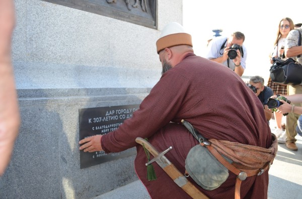 
									Залпы из пушек и экскурс в историю: в Омске эффектно открыли памятник Бухгольцу    [ФОТО+ВИДЕО]  
