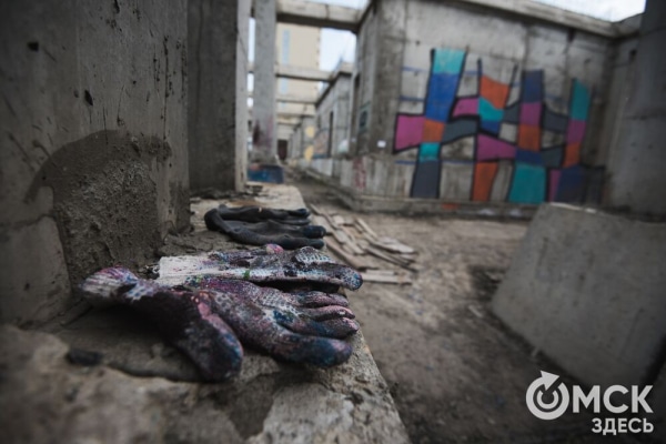 "Каждый имеет право на личный идиотизм". Обсуждаем разрисованную заброшку в центре города