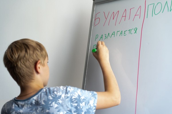 Для омских школьников провели занятие «Вторая жизнь пластика»
Для омских школьников провели занятие «Вторая жизнь пластика»