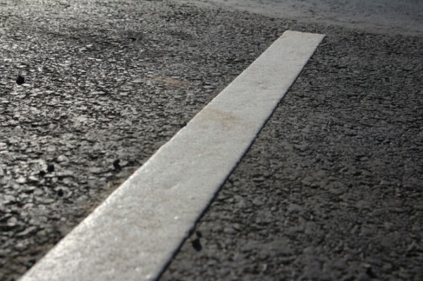 
									В Омске дорожную разметку наносят прямо на ямы и выбоины 