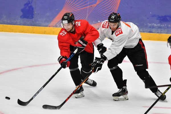 Дедовщины нет, но шайбы надо подбирать. Молодой "ястреб" рассказал о пути к "Авангарду"