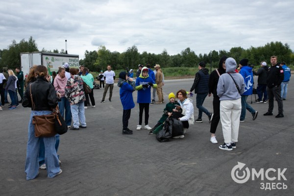 Порядок во всём. "Авангард" организовал в Омске масштабный субботник