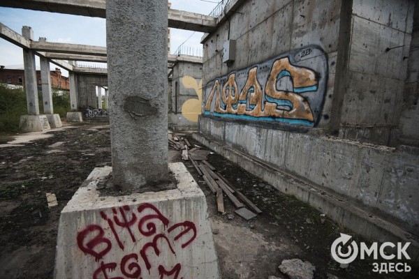 "Каждый имеет право на личный идиотизм". Обсуждаем разрисованную заброшку в центре города