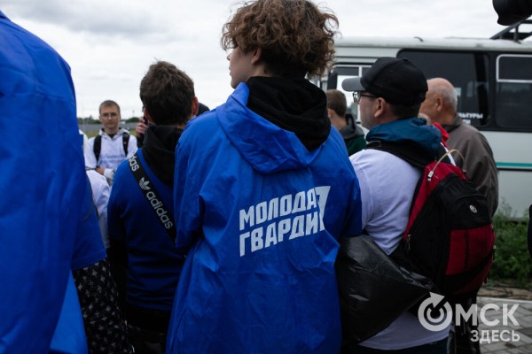 Порядок во всём. "Авангард" организовал в Омске масштабный субботник