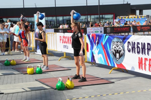 
									Перед G-Drive Ареной в Омске начали тягать гири    [ФОТО]  