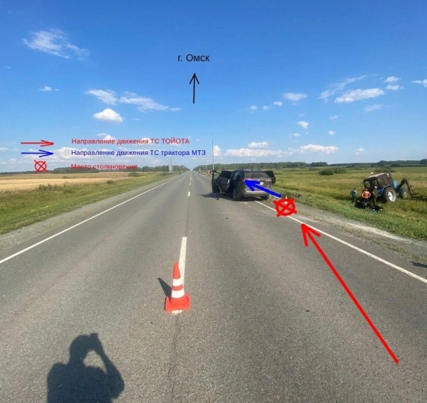 
									На омской трассе иномарка влетела в трактор, косивший траву на обочине   [ФОТО]  