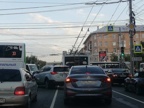 
									Омичи потребовали нанести вафельную разметку на перекрестке Масленникова и Маркса 