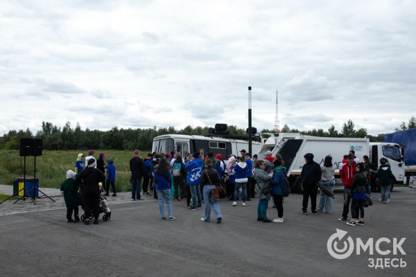 Порядок во всём. "Авангард" организовал в Омске масштабный субботник