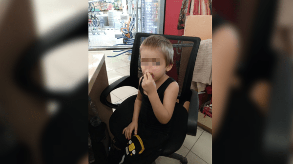 Под Новосибирском на проезжей части нашли маленького мальчика