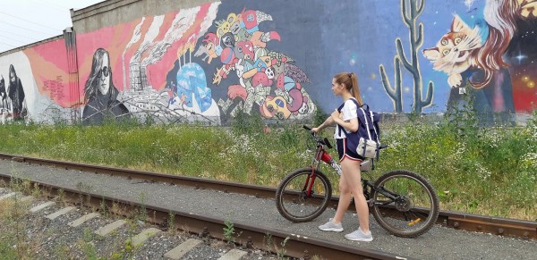 Чтобы понять смысл, нужно вырасти. Рассматриваем мурал, посвящённый скандальному музыканту Чтобы понять смысл, нужно вырасти. Рассматриваем мурал, посвящённый скандальному музыканту