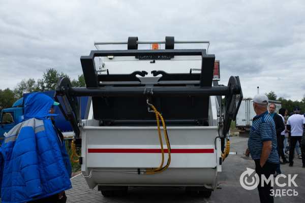 Порядок во всём. "Авангард" организовал в Омске масштабный субботник