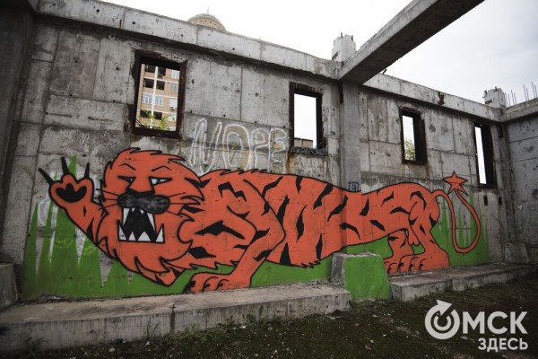 "Каждый имеет право на личный идиотизм". Обсуждаем разрисованную заброшку в центре города