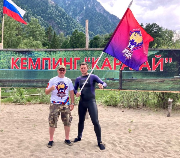 Сквозь шторм и мусор по ледяной воде: омич рассказал, как первым переплыл Телецкое озеро