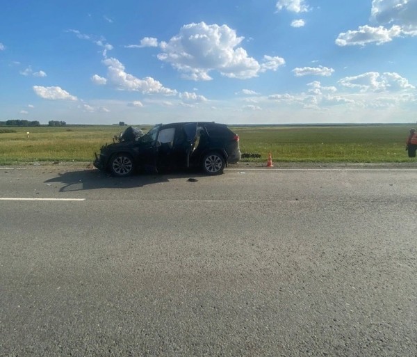 
									На омской трассе иномарка влетела в трактор, косивший траву на обочине   [ФОТО]  