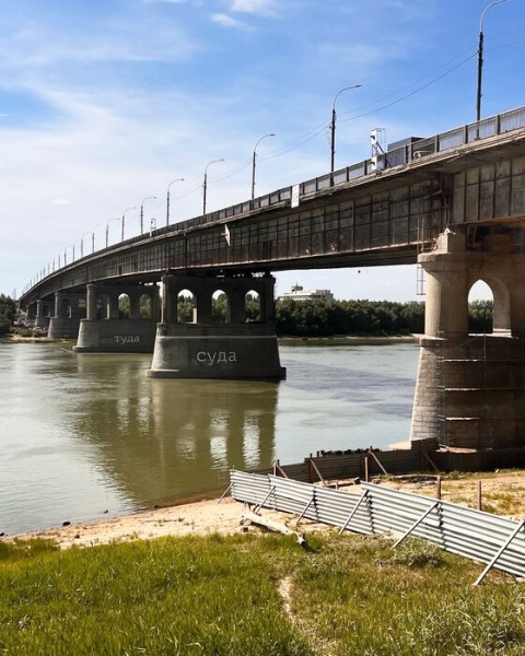 Мемный стрит-арт. В чём особенность новых граффити на опорах Ленинградского моста