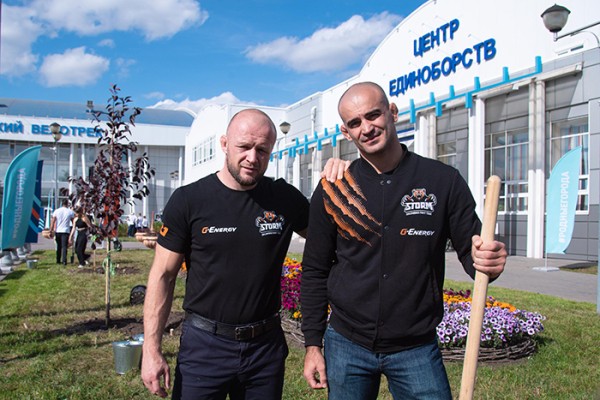 Волонтеры Омского НПЗ и бойцы ММА озеленили территорию Центра единоборств
Волонтеры Омского НПЗ и бойцы ММА озеленили территорию Центра единоборств