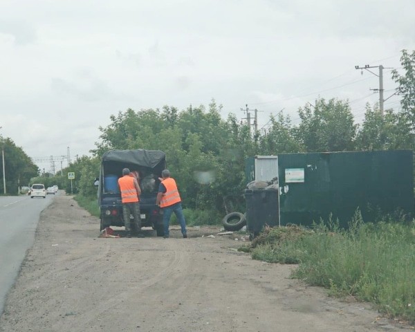 Коммерсанты вывозят мусор на контейнерные площадки Омска и не хотят платить