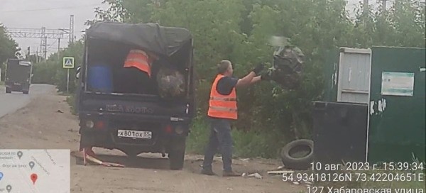 Коммерсанты вывозят мусор на контейнерные площадки Омска и не хотят платить