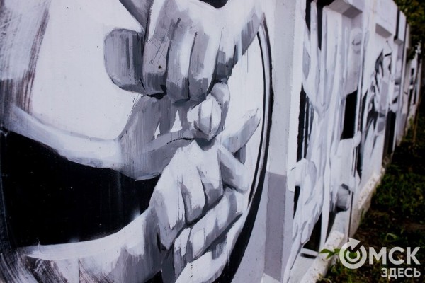 "Иероглифы наших эмоций". Обсуждаем чёрно-белое граффити, которое "требует" перемен