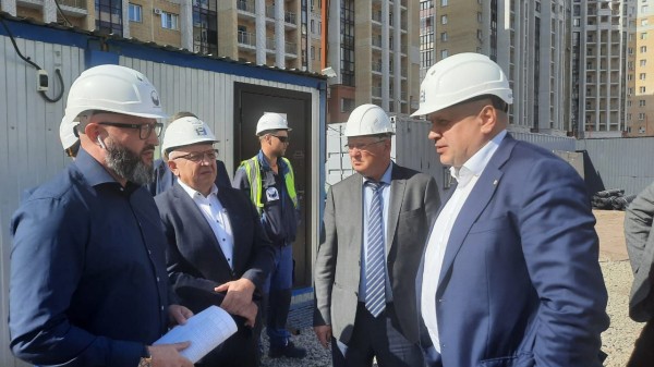 
									Шелест проинспектировал ремонт и строительство омских школ 