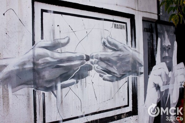 "Иероглифы наших эмоций". Обсуждаем чёрно-белое граффити, которое "требует" перемен