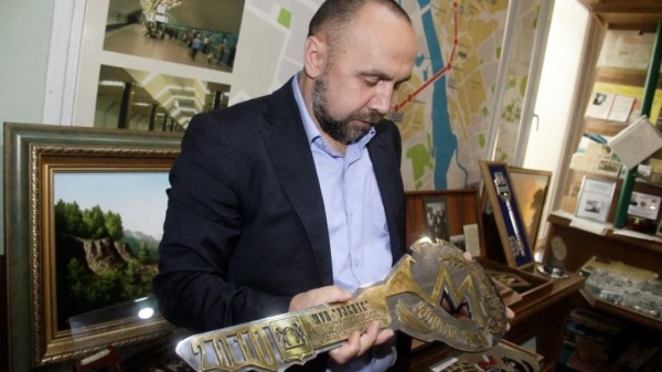 Огромный ключ от станции «Спортивная» получит музей Новосибирского метрополитена
