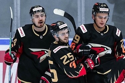 
									В первом матче «Омских Крыльев» нынешнего сезона зрители увидели 13 шайб 