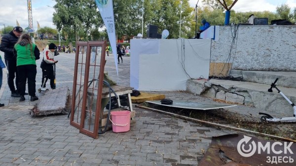 Лампа Аладдина, матрас туриста и череп собаки. Участники "Чистых игр" провели раскопки в парках Омска Лампа Аладдина, матрас туриста и череп собаки. Участники "Чистых игр" провели раскопки в парках Омска