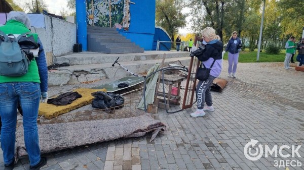 Лампа Аладдина, матрас туриста и череп собаки. Участники "Чистых игр" провели раскопки в парках Омска Лампа Аладдина, матрас туриста и череп собаки. Участники "Чистых игр" провели раскопки в парках Омска