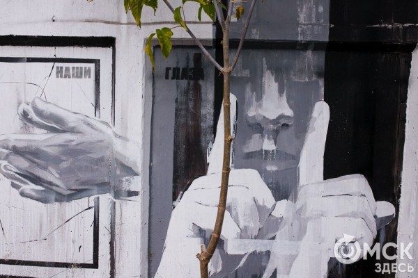 "Иероглифы наших эмоций". Обсуждаем чёрно-белое граффити, которое "требует" перемен