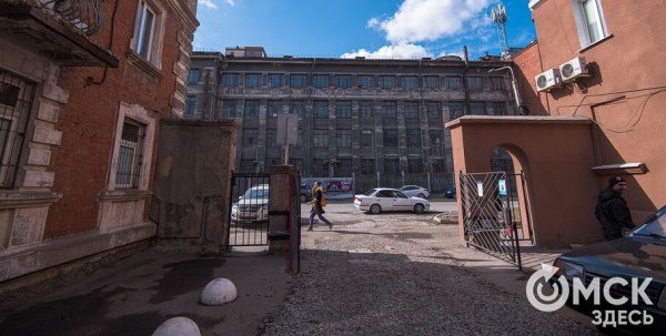 Омичи решили отремонтировать арку дома на Гусарова, обделённую любовью жильцов