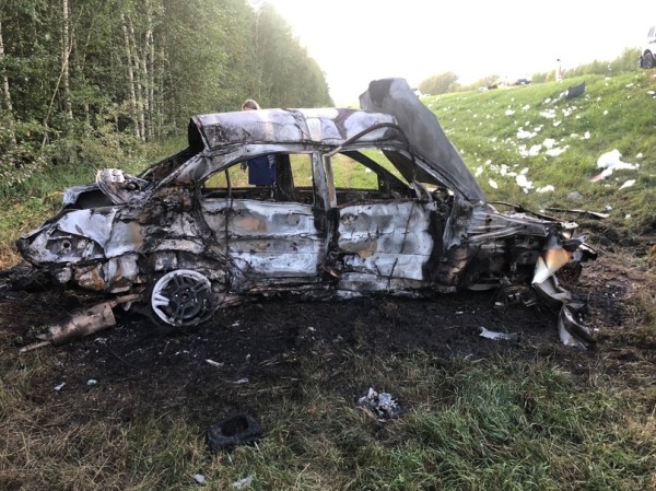 
									На трассе Омской области сгорели две легковушки: есть погибшие  