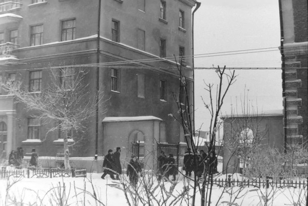 Омичи решили отремонтировать арку дома на Гусарова, обделённую любовью жильцов