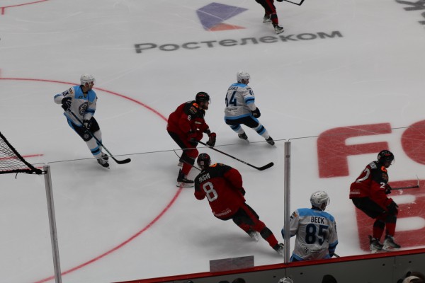 
									«Авангард» начал сезон с тяжелейшей победы над «Сибирью» 