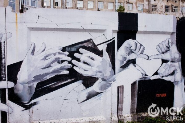 "Иероглифы наших эмоций". Обсуждаем чёрно-белое граффити, которое "требует" перемен